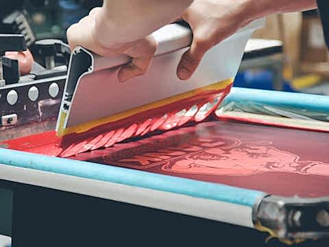 Нанесение изображения методом шелкографии