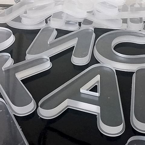 Фрезерная резка монолитного поликарбоната