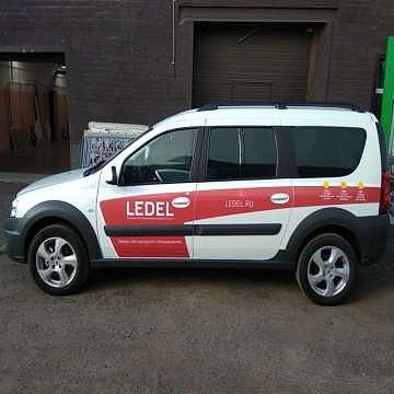 Реклама на легковых автомобилях