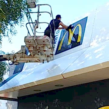 Монтаж вывески